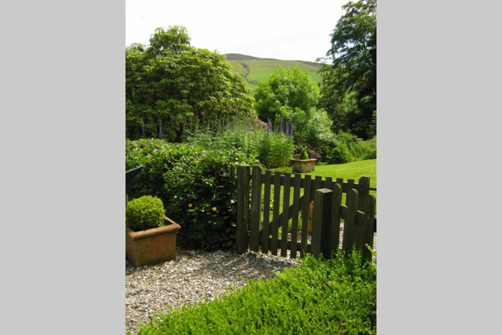 Plas Yn Yale With Mountain Views From All Windows Рексъм Екстериор снимка